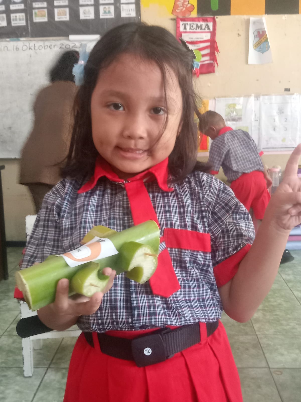 Membuat Karya dari Pelepah Pisang
