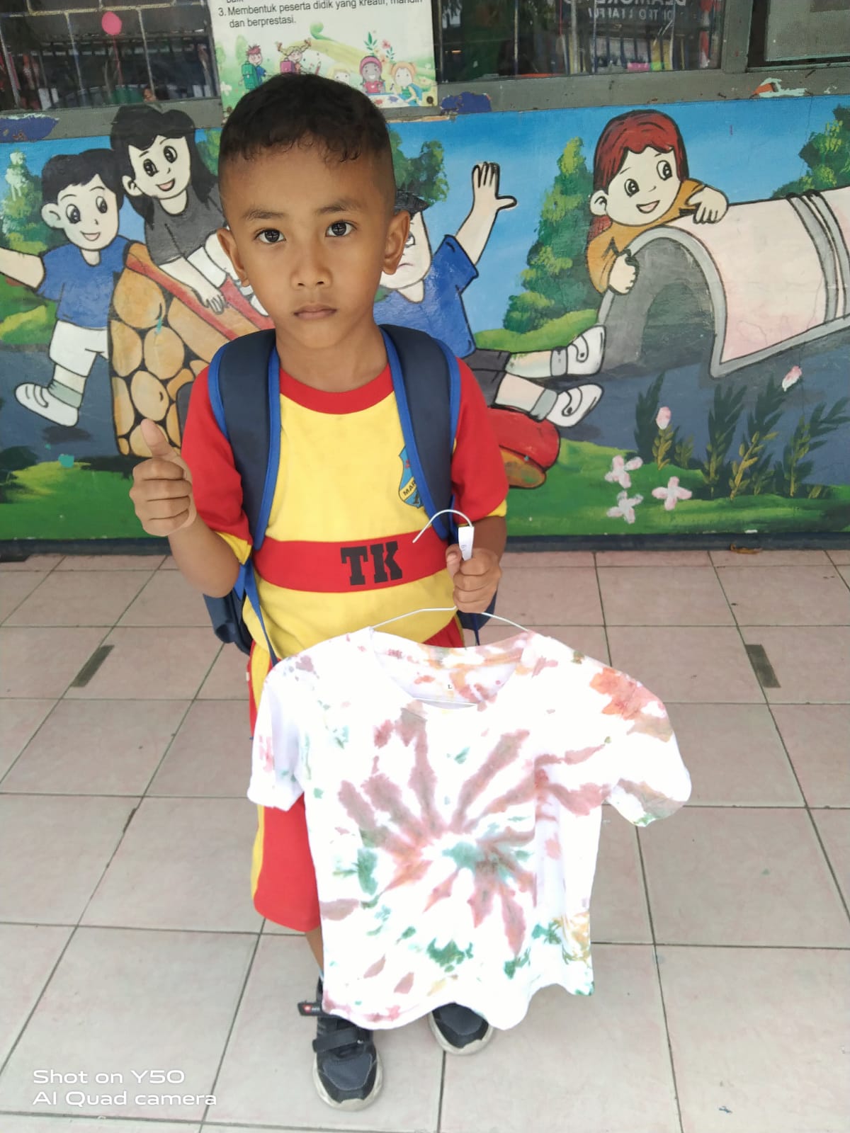 Membatik dengan media kaos dan pewarna pakaian