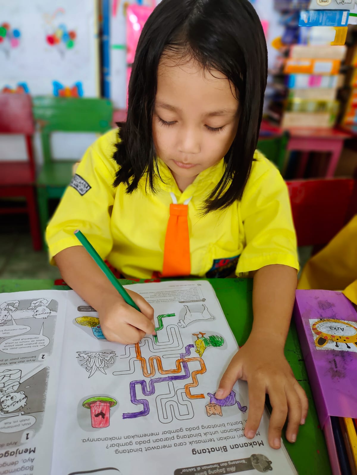 Siswa Mandiri Belajar Mewarnai