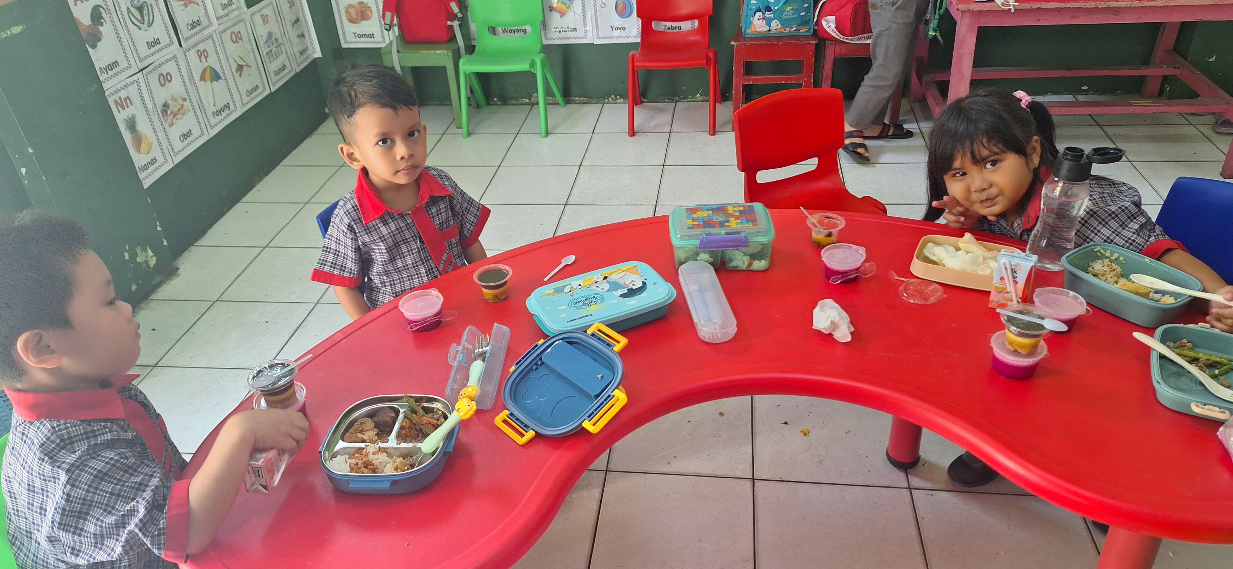 Kegiatan Pemberian Makanan Tambahan Siswa Play Group