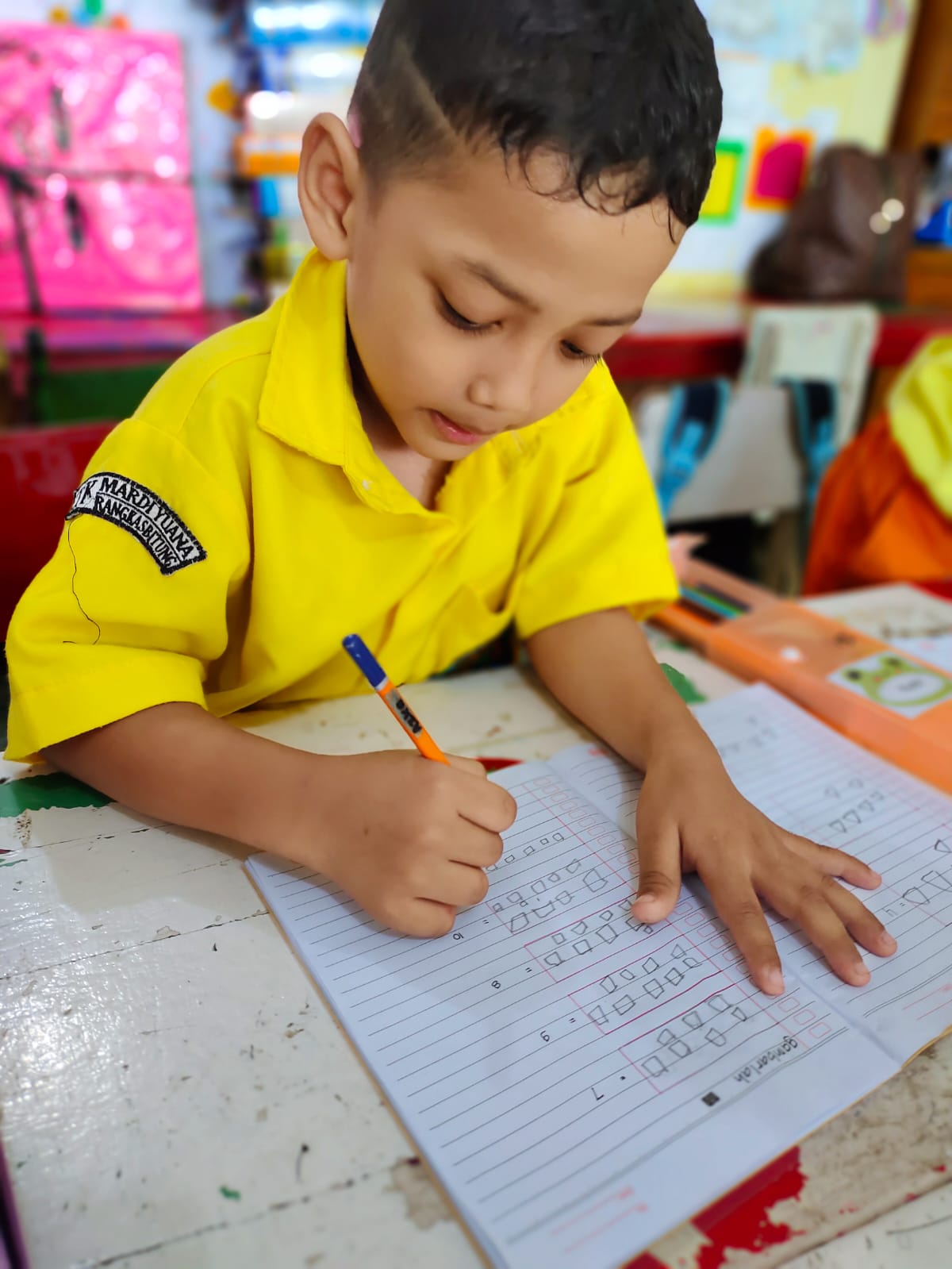 Siswa Mandiri Belajar Menulis